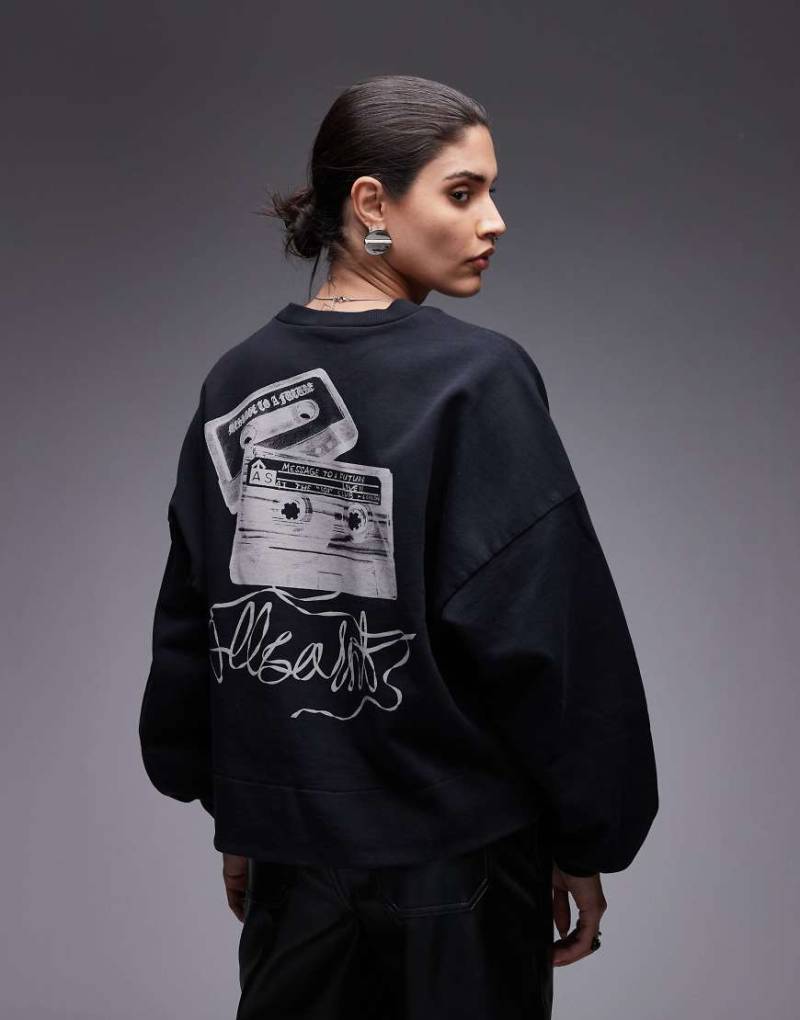 AllSaints - Lila - Sweatshirt in Schwarz mit Kassettenspulen-Print von AllSaints