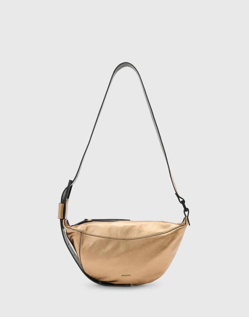 AllSaints - Luna - Halbmondförmige Umhängetasche aus Leder in Goldoptik-Goldfarben AllSaints - Luna - Halbmondförmige Umhängetasche aus Leder in Goldoptik-Goldfarben von AllSaints