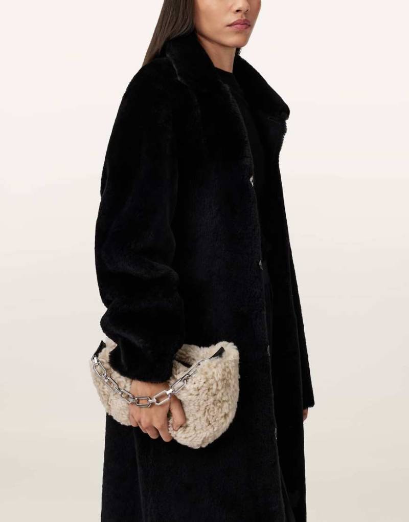 AllSaints - Madea - Mini-Lammfell-Tasche in Natur-Weiß von AllSaints