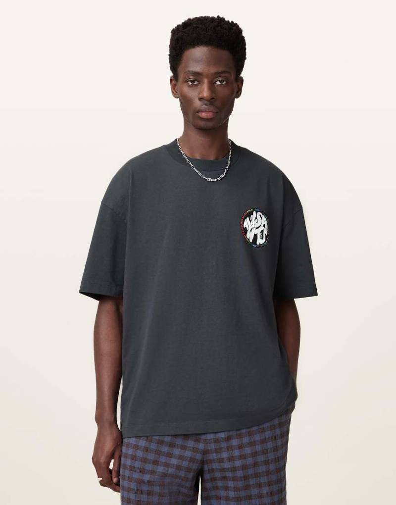 AllSaints - Pride - T-Shirt in verwaschenem Schwarz mit Distortion-Grafikprint von AllSaints