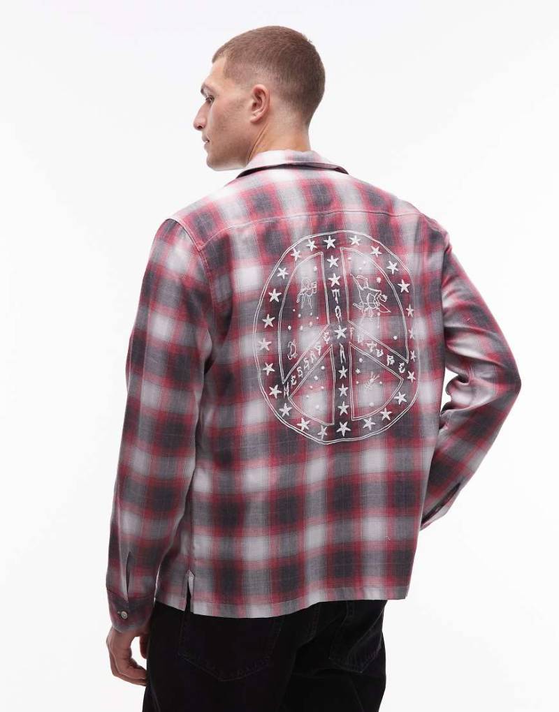 AllSaints - Shams - Langärmliges Hemd in rot kariert mit Grafik von AllSaints