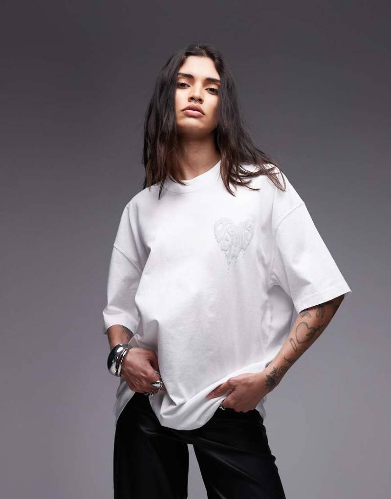 AllSaints - T-Shirt in Weiß mit Tropfendes-Herz-Logografik von AllSaints