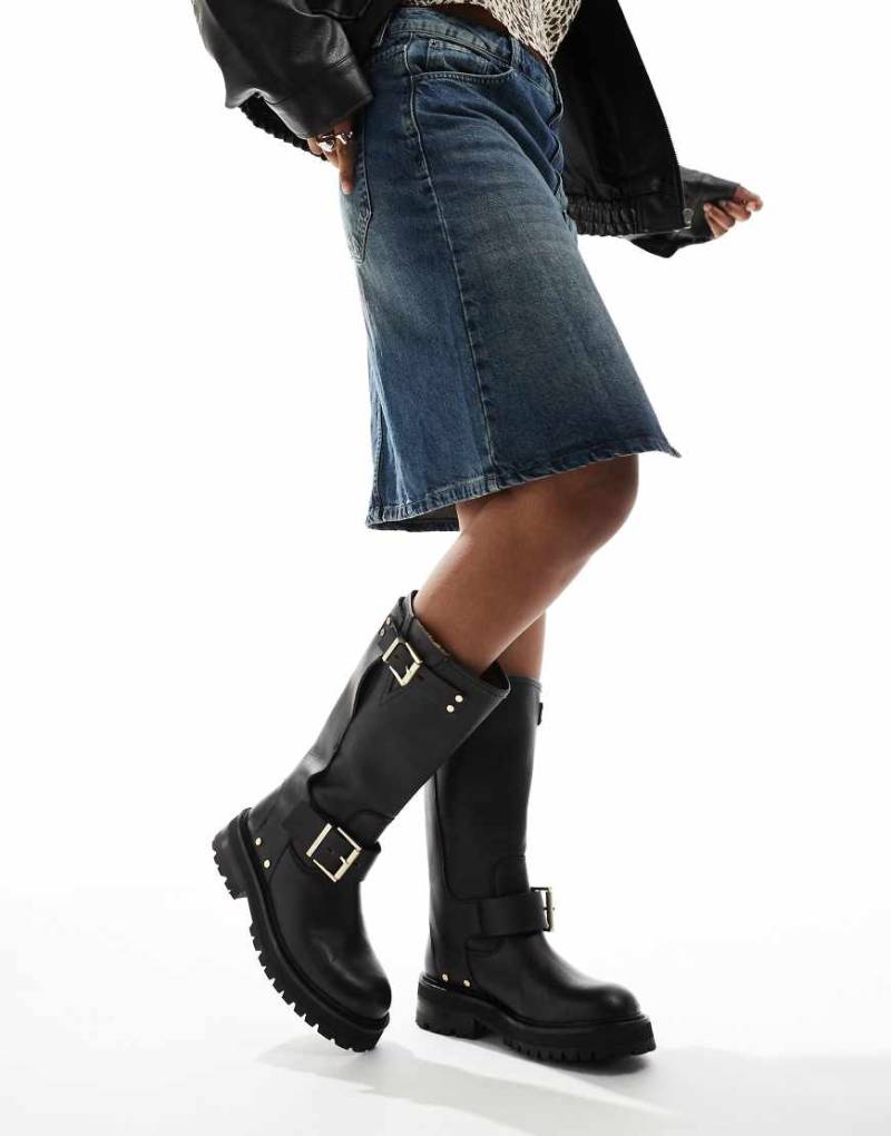 AllSaints - Tay - Bikerstiefel aus Leder in Schwarz mit Schnallen von AllSaints