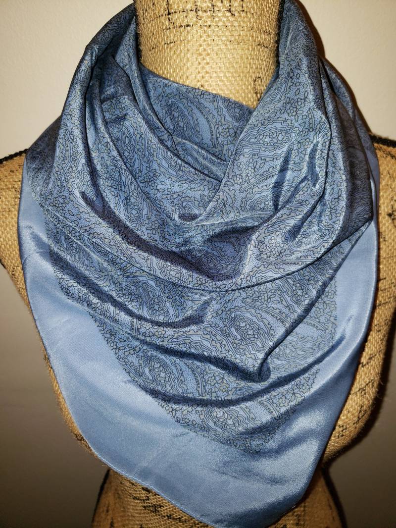 Blaue Seide Zweifarbig Brillant Vielseitig Vintage Schal Blaue Seide Zweifarbig Brillant Vielseitig Vintage Schal von AllScarvedUp
