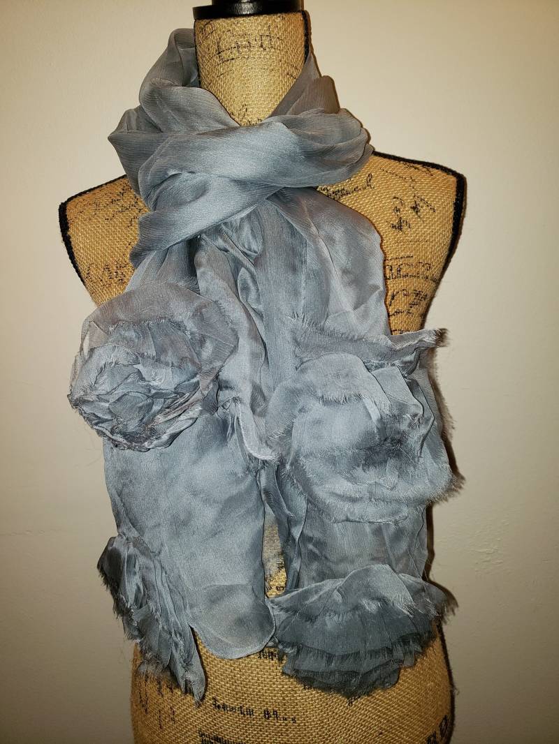 Candace Whittemore Wunderschöner Blau/Grauer Seidenschal Mit Blumenbeutel Candace Whittemore Wunderschöner Blau/Grauer Seidenschal Mit Blumenbeutel von AllScarvedUp