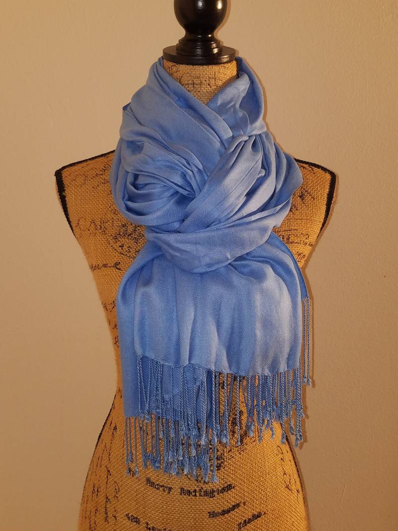 Großer Oversized Puderblauer Super Weicher Fransen Wickelschal Oder Schal Großer Oversized Puderblauer Super Weicher Fransen Wickelschal Oder Schal von AllScarvedUp