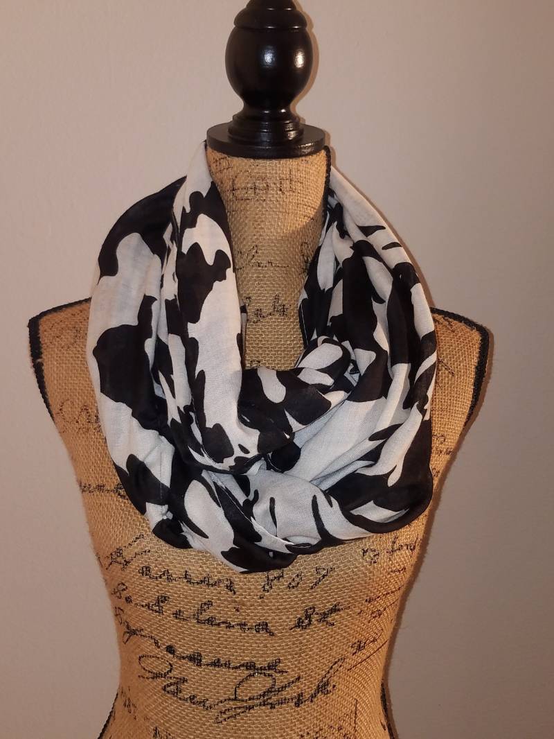 Großer Schwarz-Weißer Floraler Semi-Transparenter Leichter Infinity-Schal Großer Schwarz-Weißer Floraler Semi-Transparenter Leichter Infinity-Schal von AllScarvedUp