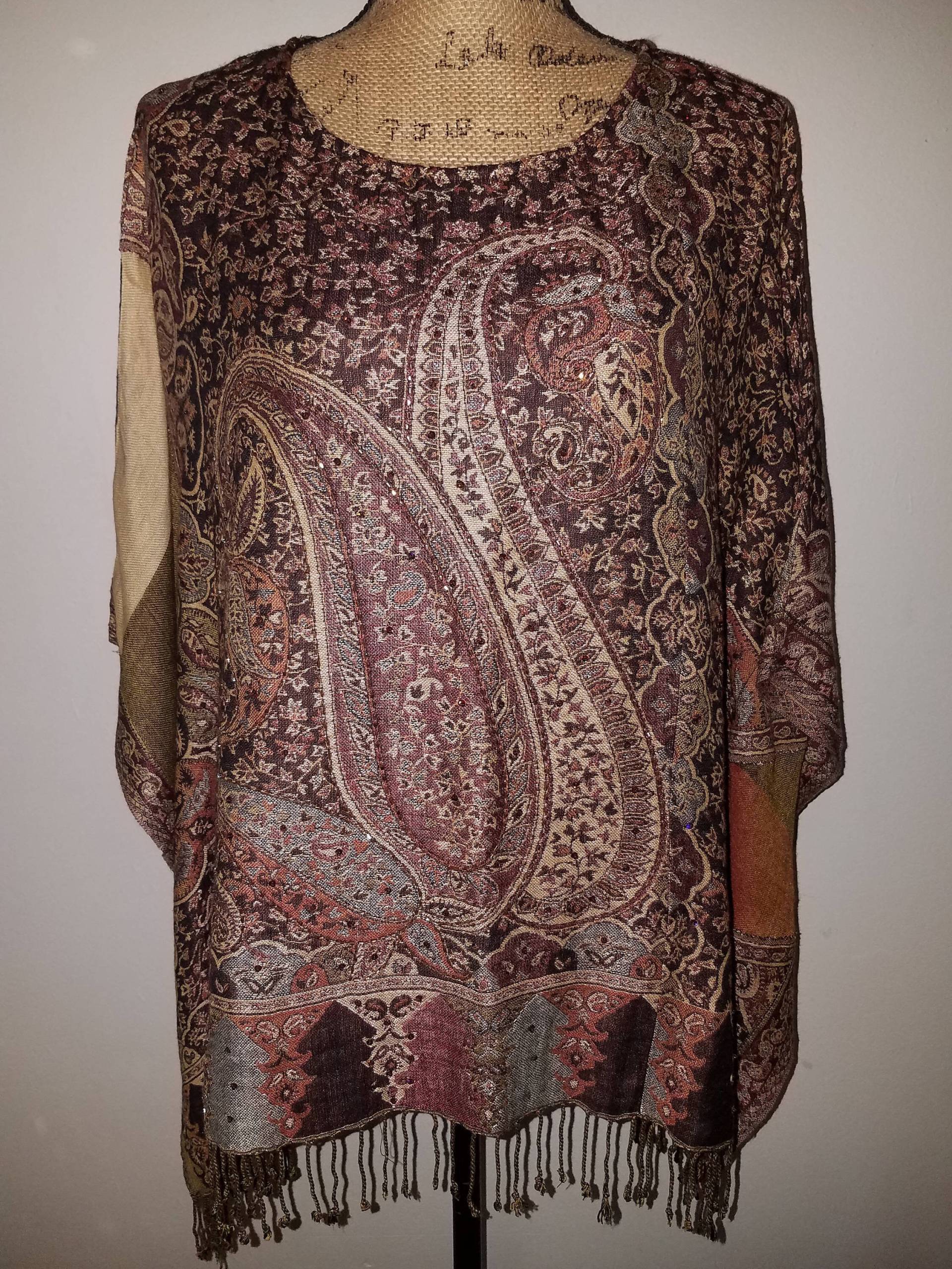 La Cera Handgemachte Perlen Blumen Kimono Über Die Schulter Wrap Cover Up Mit Fransen La Cera Handgemachte Perlen Blumen Kimono Über Die Schulter Wrap Cover Up Mit Fransen von AllScarvedUp