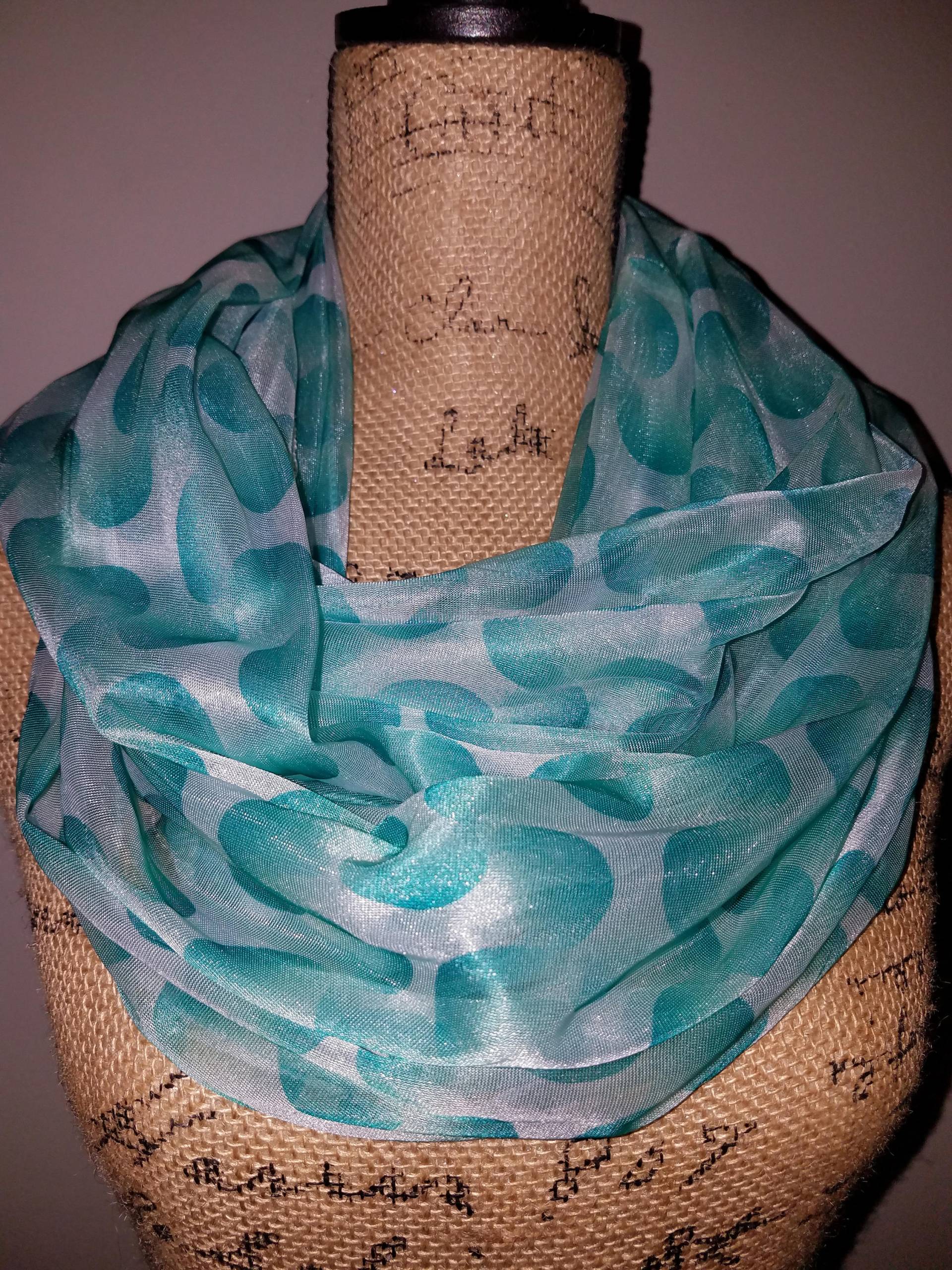 Lavello Blau Schimmernder Schlauchschal Mit Kreis Desin Lavello Blau Schimmernder Schlauchschal Mit Kreis Desin von AllScarvedUp