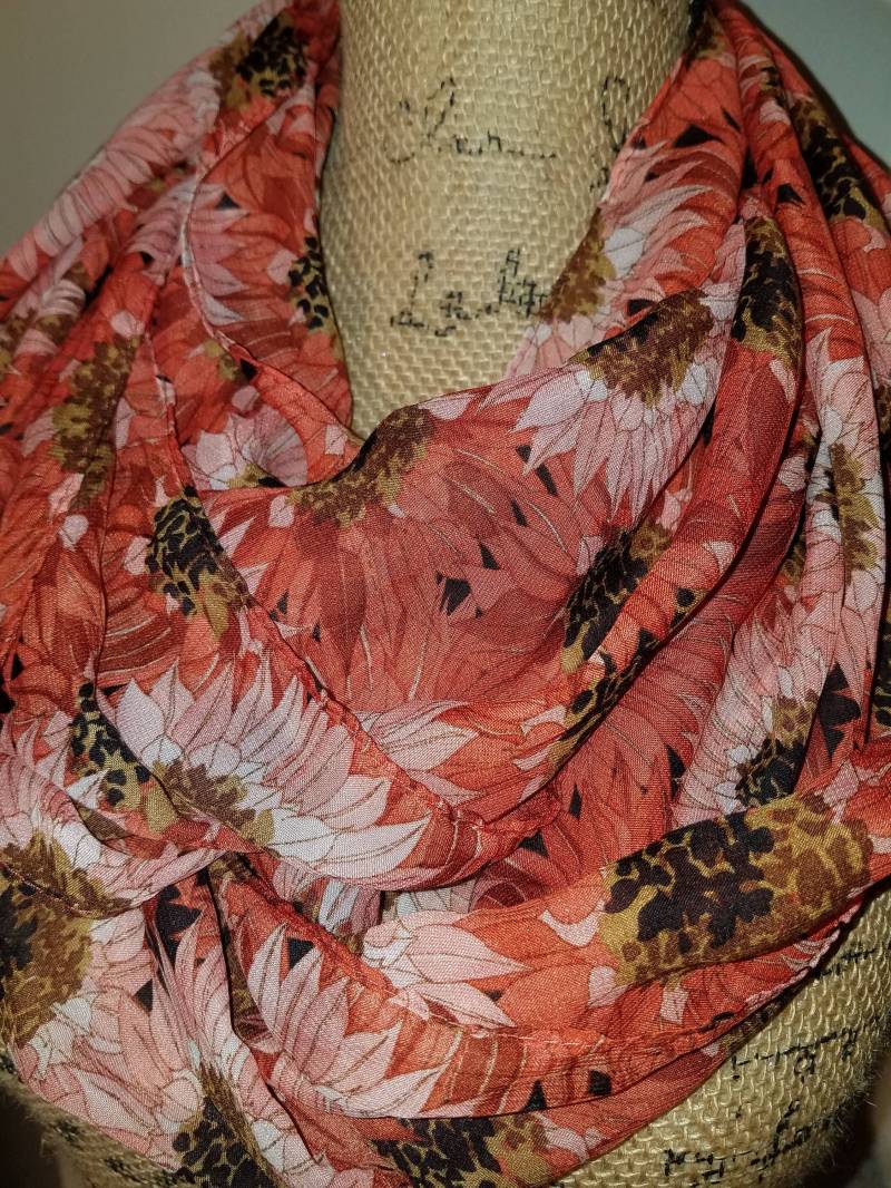Lavello Chiffon Naturen Sammlung Sonnenblume Pfirsich Rosa Orange Schiere Unendlichkeitsschal Lavello Chiffon Naturen Sammlung Sonnenblume Pfirsich Rosa Orange Schiere Unendlichkeitsschal von AllScarvedUp