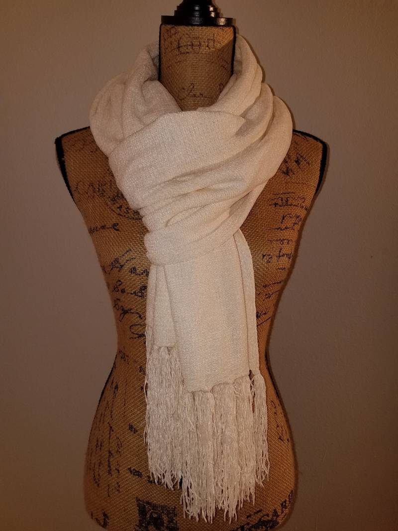 Nie Getragen Mit Anhängern Crazy Horse Off White, Cremefarben Super Weicher Extra Langer Fransenschal, Schal Oder Wrap Nie Getragen Mit Anhängern Crazy Horse Off White, Cremefarben Super Weicher Extra Langer Fransenschal, Schal Oder Wrap von AllScarvedUp