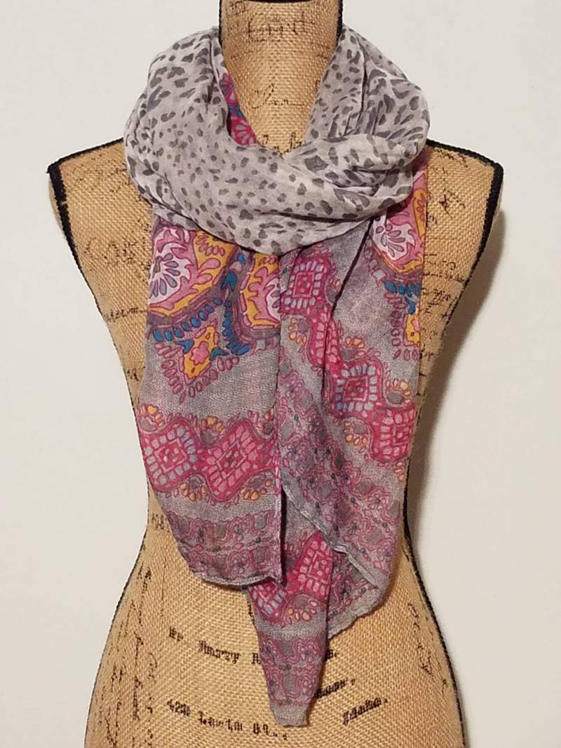 Rosa Pastelldruck Mit Grauem Lepord Floral Großer Leichter Polyesterschal, Schal Oder Wrap Rosa Pastelldruck Mit Grauem Lepord Floral Großer Leichter Polyesterschal, Schal Oder Wrap von AllScarvedUp