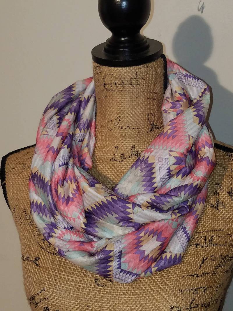 Schöne Pastell Rosa Und Lila Aztec-stammes Weichen Infinity-Schal Schöne Pastell Rosa Und Lila Aztec-stammes Weichen Infinity-Schal von AllScarvedUp