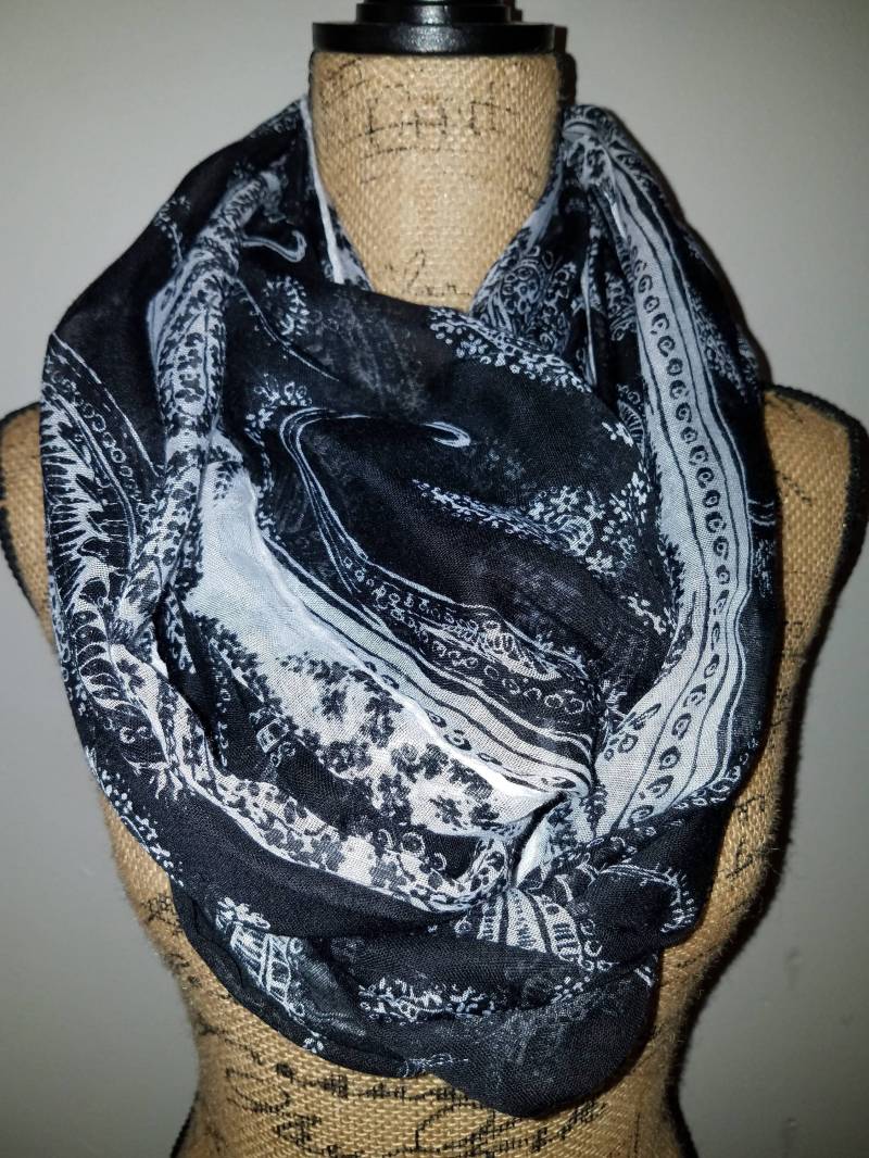 Schwarz-Weißer Großer Schlauchschal Schwarz-Weißer Großer Schlauchschal von AllScarvedUp