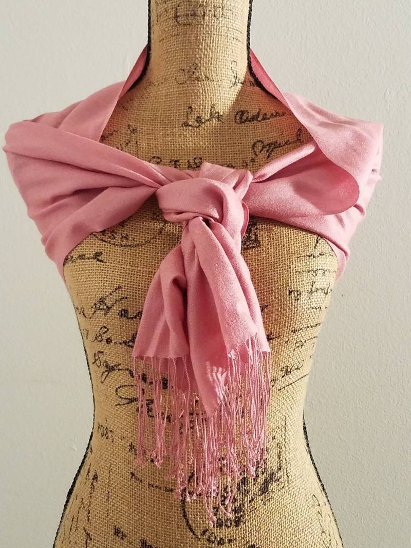 Weiche Rosa Leicht Semi-Transparente Baumwolle Fransen Schal Wickeln Schultertuch Weiche Rosa Leicht Semi-Transparente Baumwolle Fransen Schal Wickeln Schultertuch von AllScarvedUp