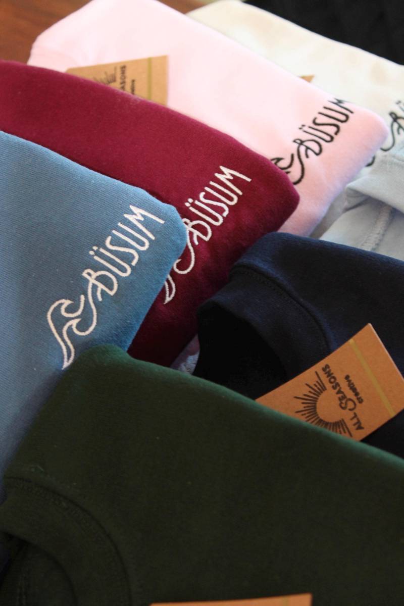Bestickter Büsum Pulli in Verschiedenen Farben Mit Aufgestickter Welle Und Schriftzug. Für Nordsee Fans - Kommt Als Geschenk Verpackt von AllSeasonsGeschenke