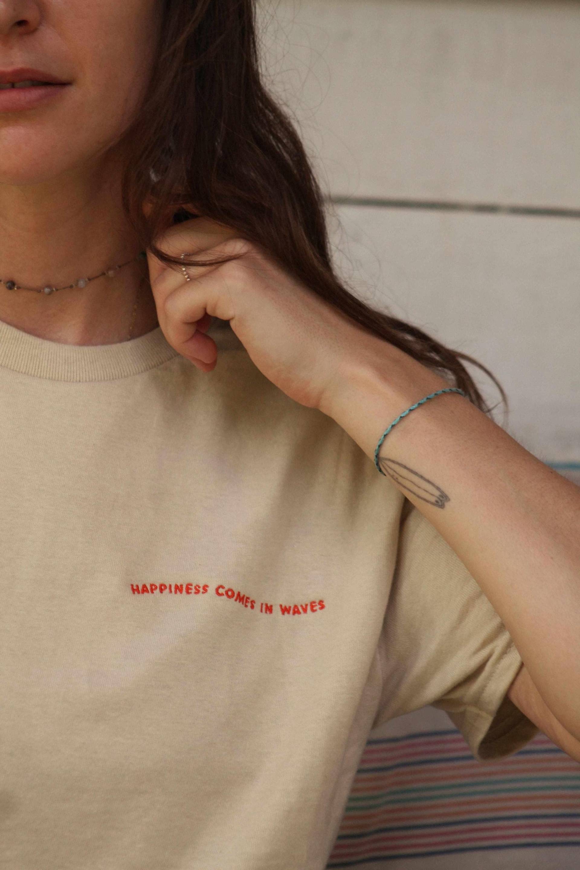 Besticktes Shirt - 4 Farben Happiness Comes in Waves Für Surferinnen Und Alle, Die Das Meer Lieben, Surf Shirt, Wellen, Strand Besticktes Shirt - 4 Farben Happiness Comes in Waves Für Surferinnen Und Alle, Die Das Meer Lieben, Surf Shirt, Wellen, Strand von AllSeasonsGeschenke