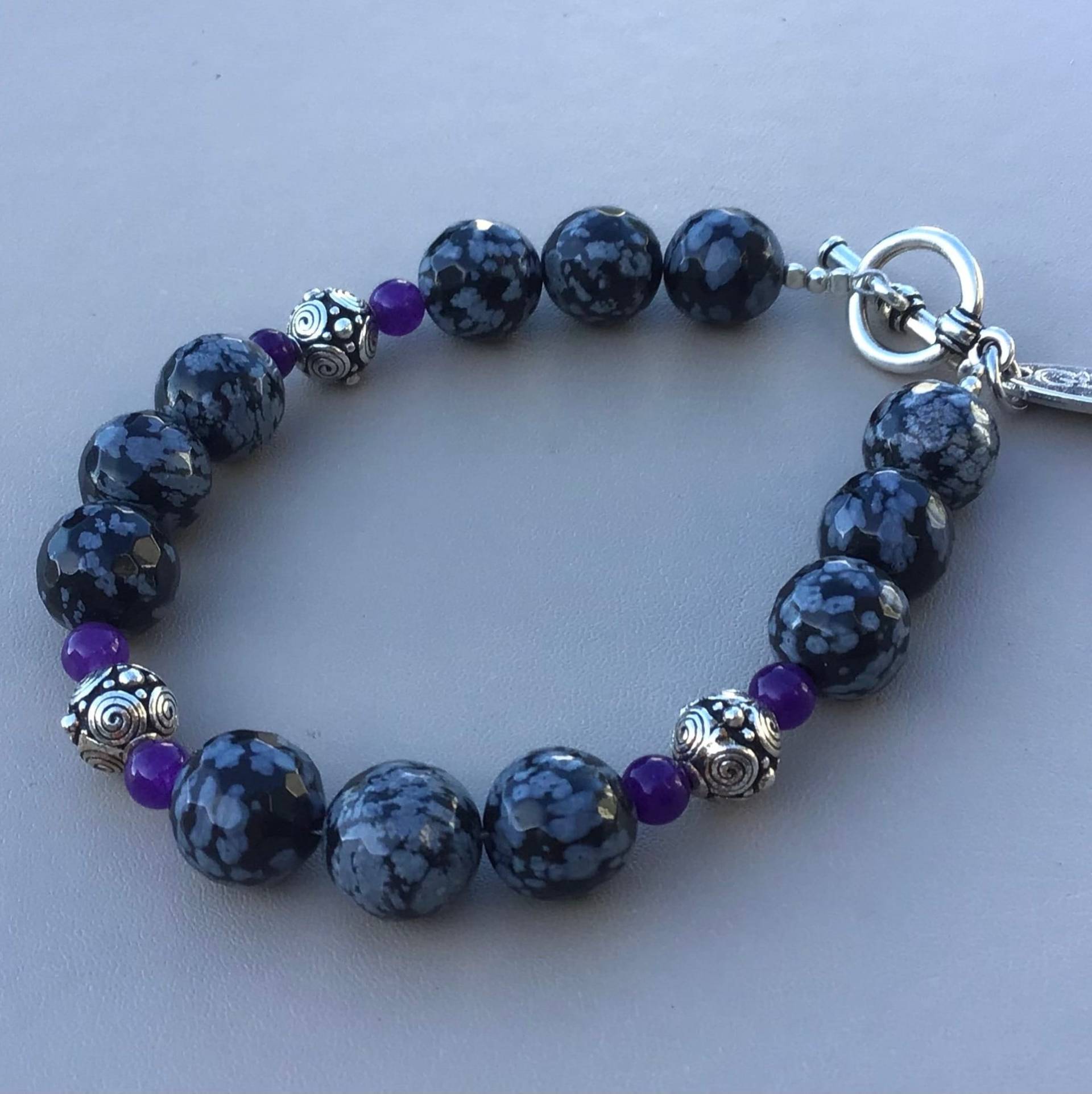 Armband Aus Schneeflockenobsidian Und Jade Armband Aus Schneeflockenobsidian Und Jade von AllThatGlistersGifts
