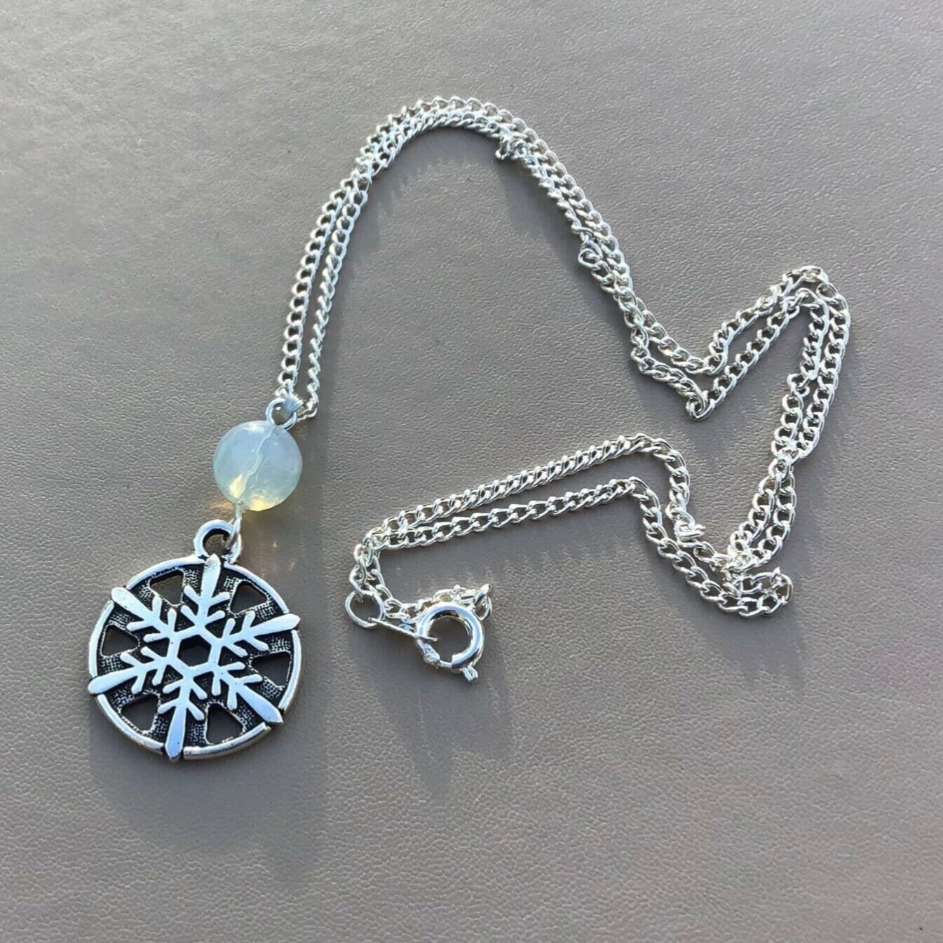 Jade Schneeflocke Anhänger Jade Schneeflocke Anhänger von AllThatGlistersGifts
