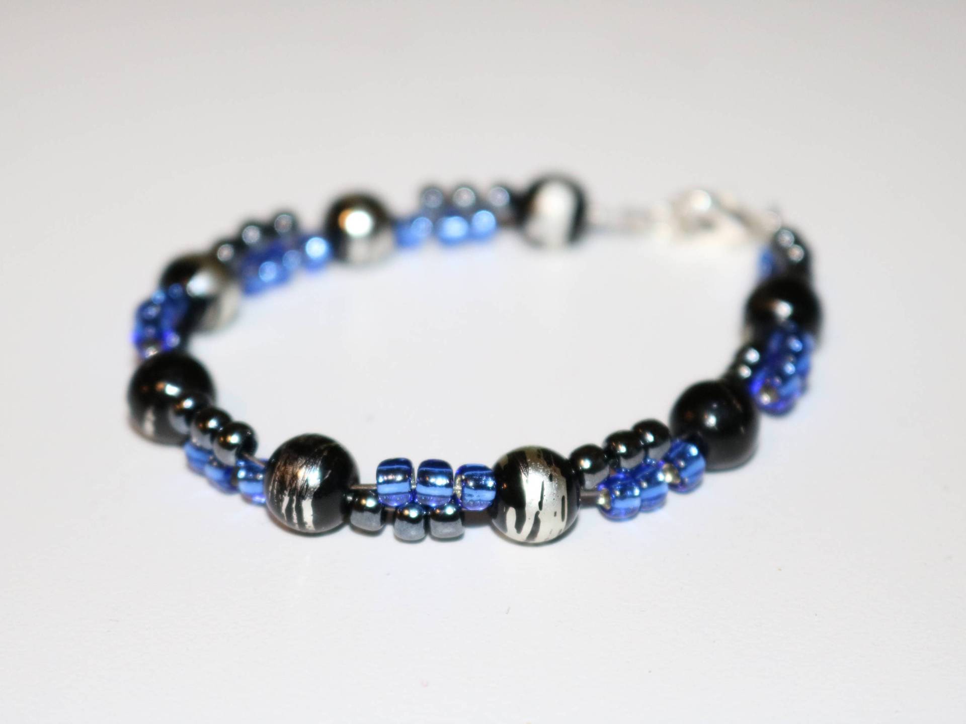 Blaue Und Schwarze Perlen Armband Mit Glasperlen Blaue Und Schwarze Perlen Armband Mit Glasperlen von AllThatGlittersBC