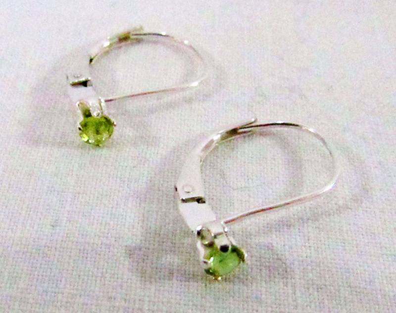 3mm Peridot Sterling Silber Filled Leverback Ohrringe von AllThatJazzJewelryCG