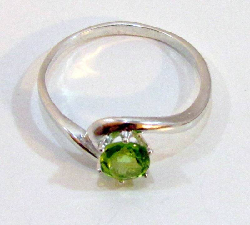 Peridot 5mm Ring, Größe 7 1/2, Sterling Silber Ring, Solitär, Geburtsstein August, Schmuck, Grüner Stein Herzchakra von AllThatJazzJewelryCG