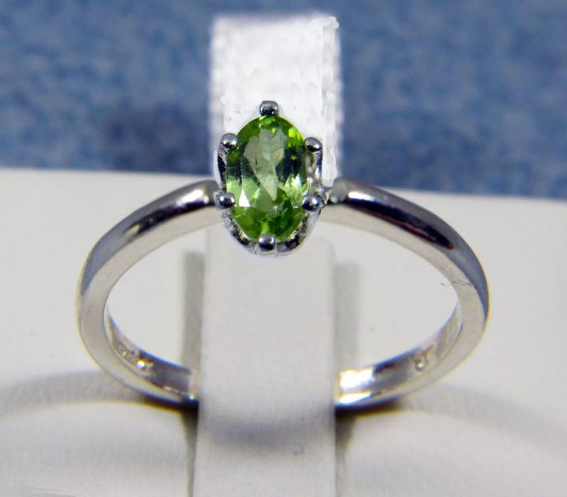 Peridot Schmuck, Sterling Silber Ring, Solitär 5x3, August Geburtsstein, Geburtsstein Naturstein Ring, Herz Chakra Ring Peridot Schmuck, Sterling Silber Ring, Solitär 5x3, August Geburtsstein, Geburtsstein Naturstein Ring, Herz Chakra Ring von AllThatJazzJewelryCG