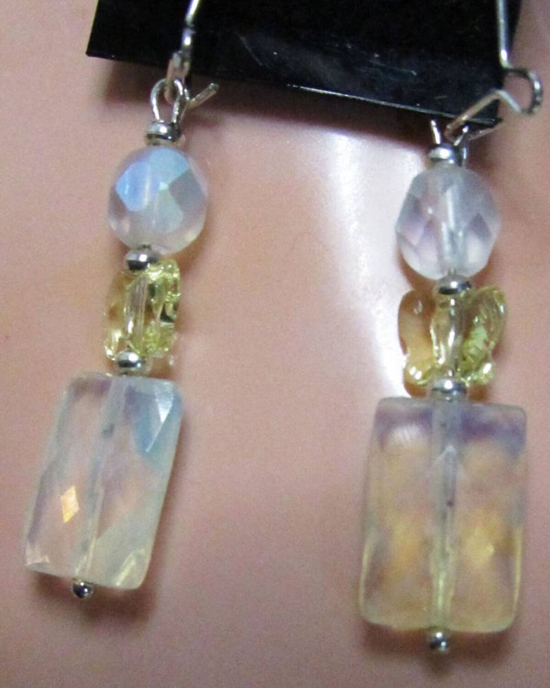 Seeoopal, Sterling Silber Ohrringe Mit Facettiertem Seeoopal Glas & Swarovski Gelbe Schmetterlinge von AllThatJazzJewelryCG