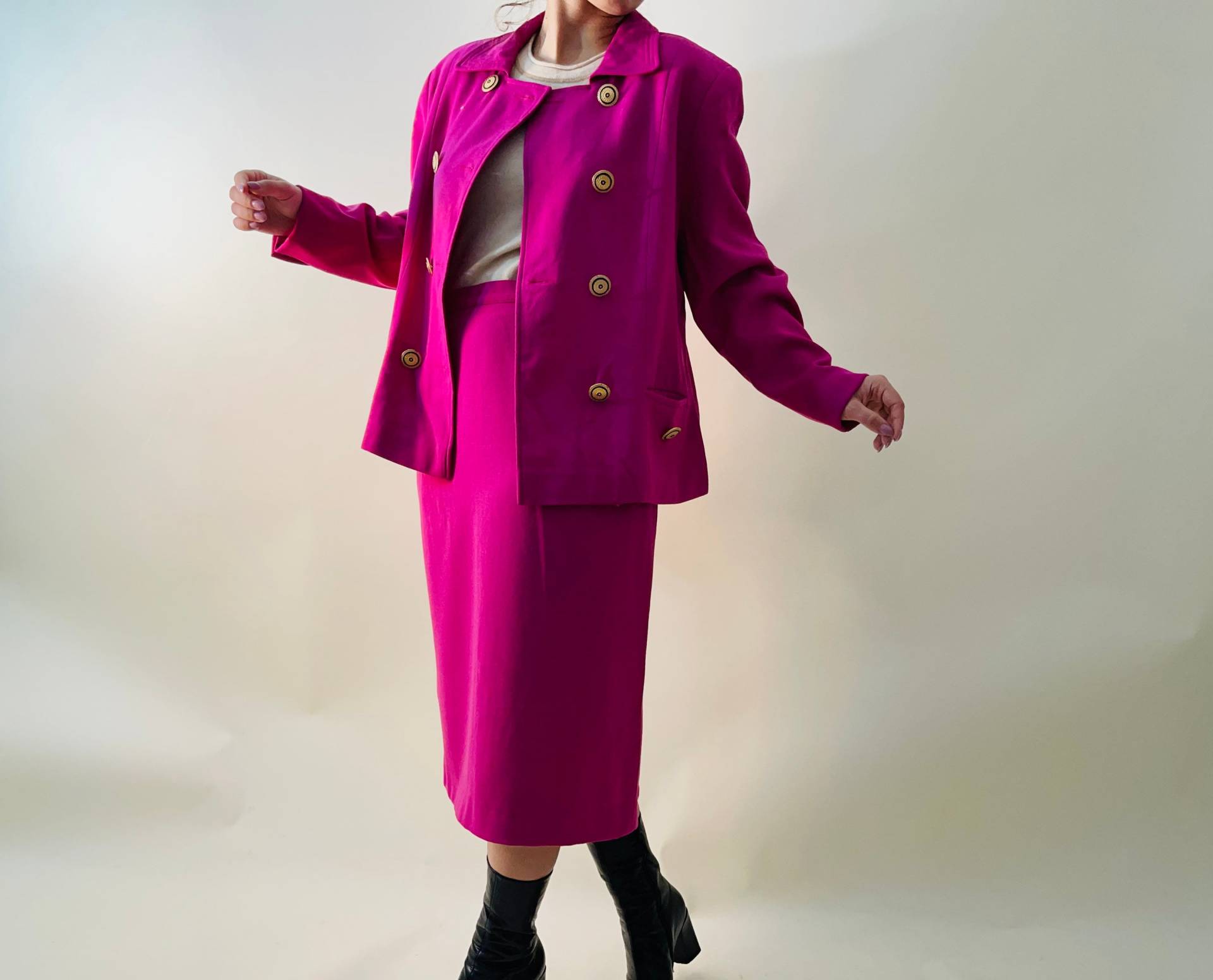 Vintage 100% Wolle Fuchsia Anzug, Zweireihiger Blazer, Midi Bleistiftrock von AllTheVintageLovers