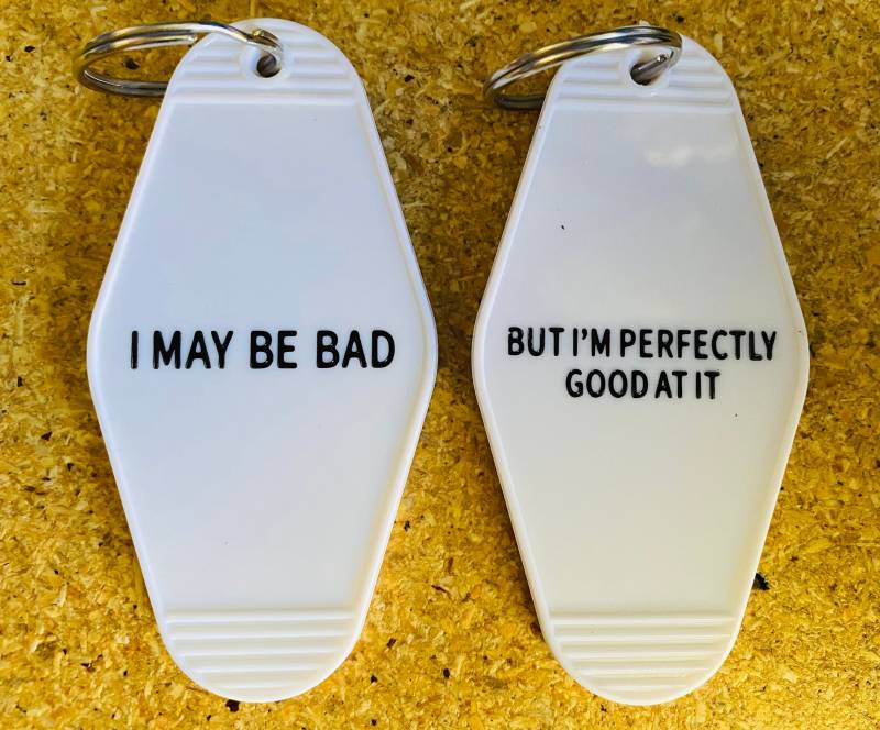 I May Be Bad, But I'm Perfectly Good At It Keytag | Gedruckt Auf Schwarzem Ketyag in Goldenem Druck von AllThingsHipAndCool