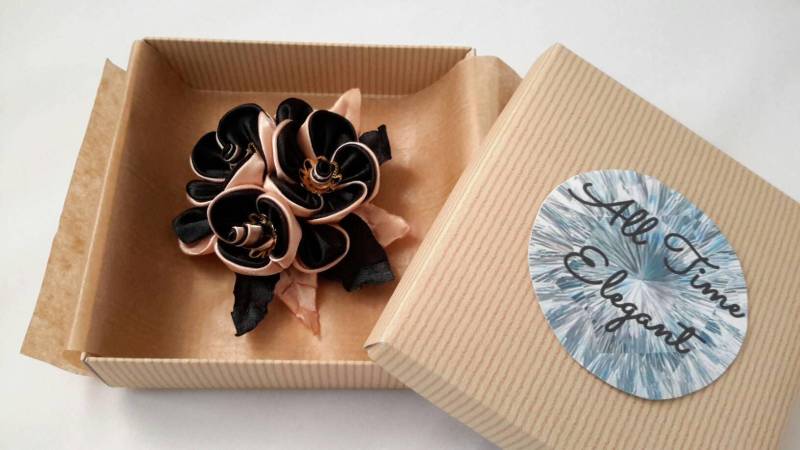 Schwarz Beige Große Blumen Brosche. Kanzashi Technik Schwarz Beige Große Blumen Brosche. Kanzashi Technik von AllTimeElegant