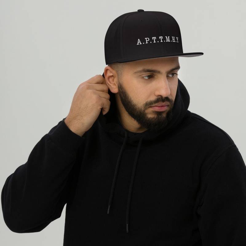 Schwarze "A.p.t.t.m.h.y' Bestickte Snapback Mütze von AllTov