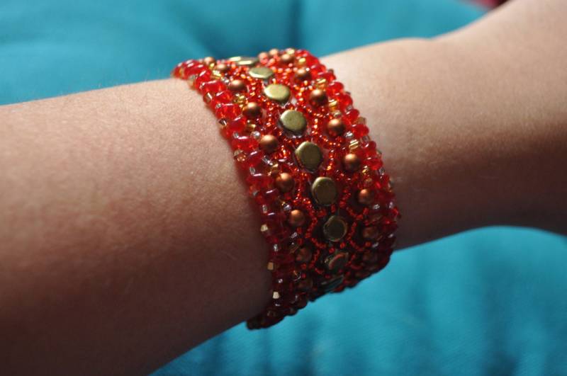 Red & Gold Honeycomb Muster Gewebt Perlen Armband Mit Swarovski-Kristall Red & Gold Honeycomb Muster Gewebt Perlen Armband Mit Swarovski-Kristall von AllTyedUpUK