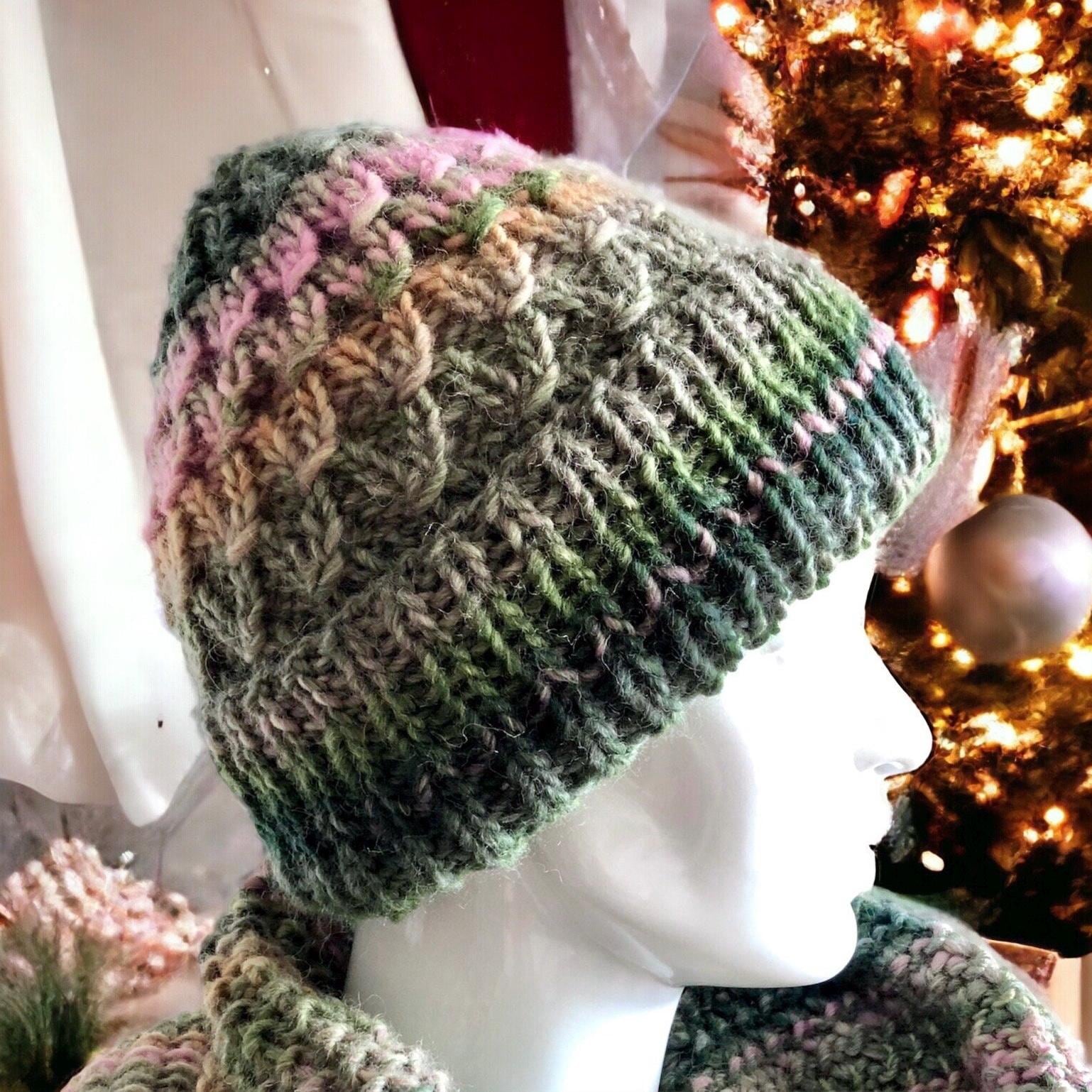 Handgestrickte Warme Strickmütze Beanie Gr.m Wollmütze Mit Farbverlauf in Forest Green Shine Aus 53% Wolle Für Damen von AllaDonnaKnitting