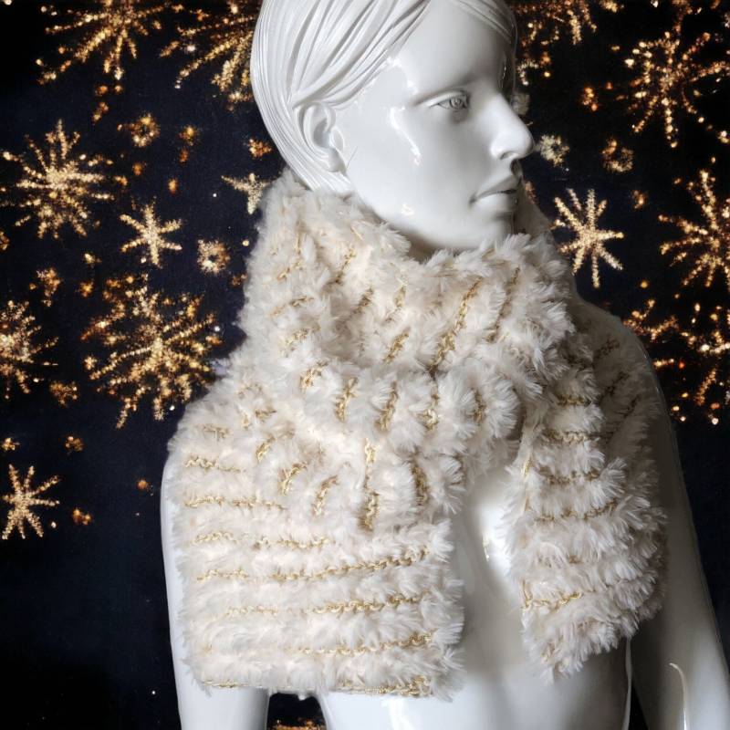 Handgestrickter Langer Weicher Xxl Strickschal Winterschal Damenschal Aus Wollmischung in Weiß Und Goldmetallic von AllaDonnaKnitting