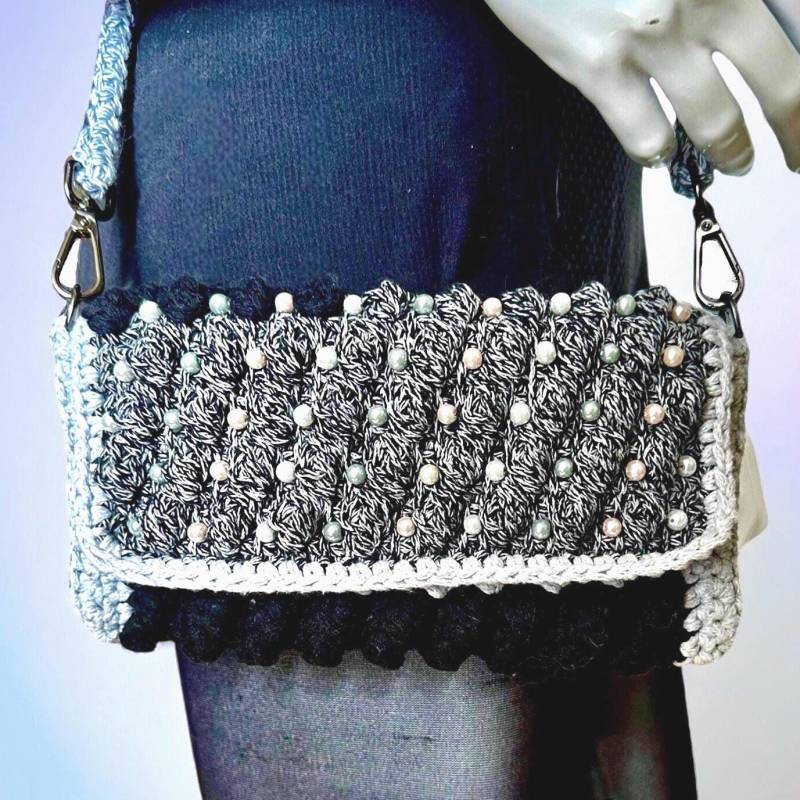 Kleine Crossbody Clutch Umhängetasche Mit Farbigen Wachsperlen Bestickt Häkeltasche Trachtentasche Gehäkelt Zum Kleid Oder Dirndl von AllaDonnaKnitting