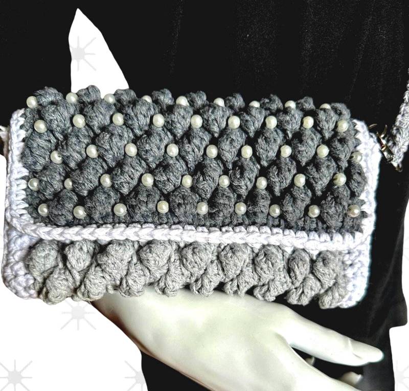 Kleine Crossbody Clutch Umhängetasche Mit Perlen Bestickt Häkeltasche Aus Nachhaltiger Baumwolle Für Kleid Oder Dirndl von AllaDonnaKnitting