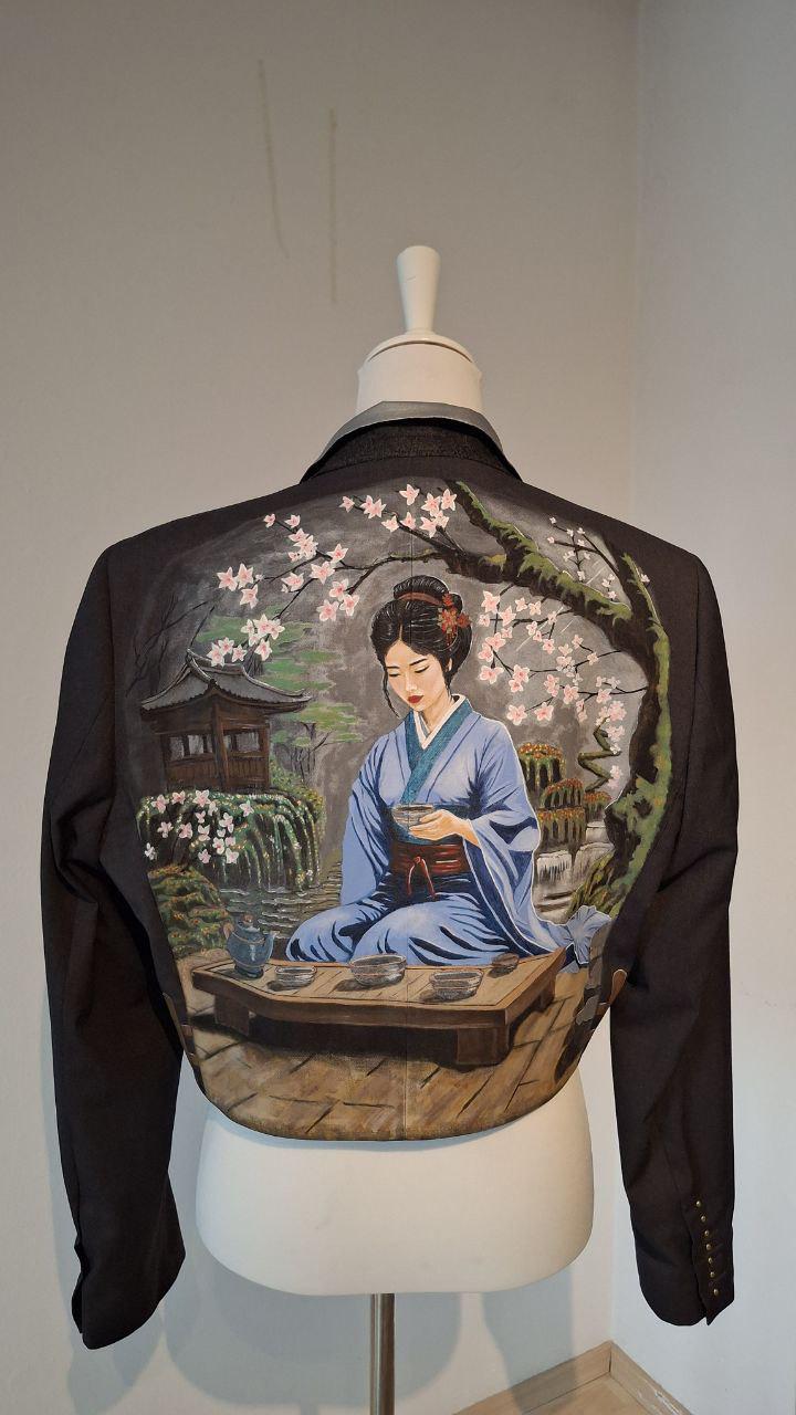 Hand-Painted Japanese Blazer - Geisha Tea Ceremony Art Unisex Statement Jacket Asian Style Clothing von AllaKovtun