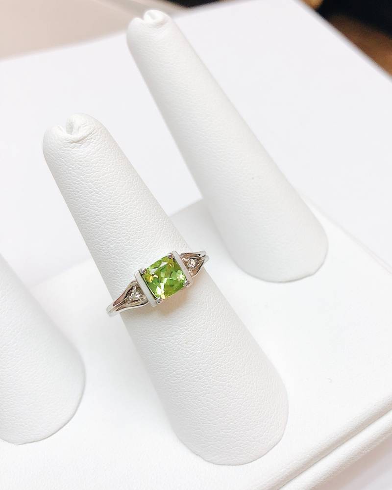 Custom - 10K Damen Peridot & Diamant Ring Custom - 10K Damen Peridot & Diamant Ring von AlleghenyDiamondMine