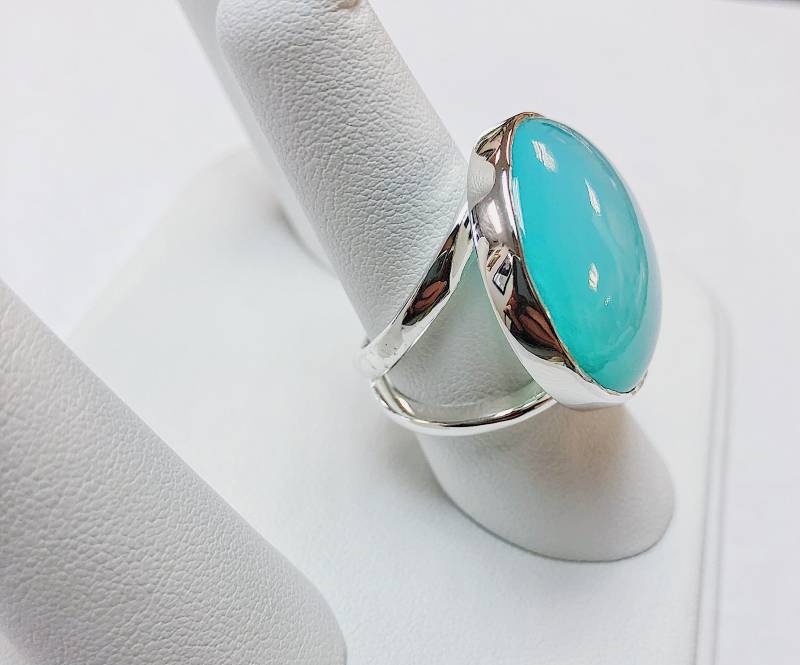 Handgemachter Kreis Aqua Farbiger Chalcedon Ring von AlleghenyDiamondMine