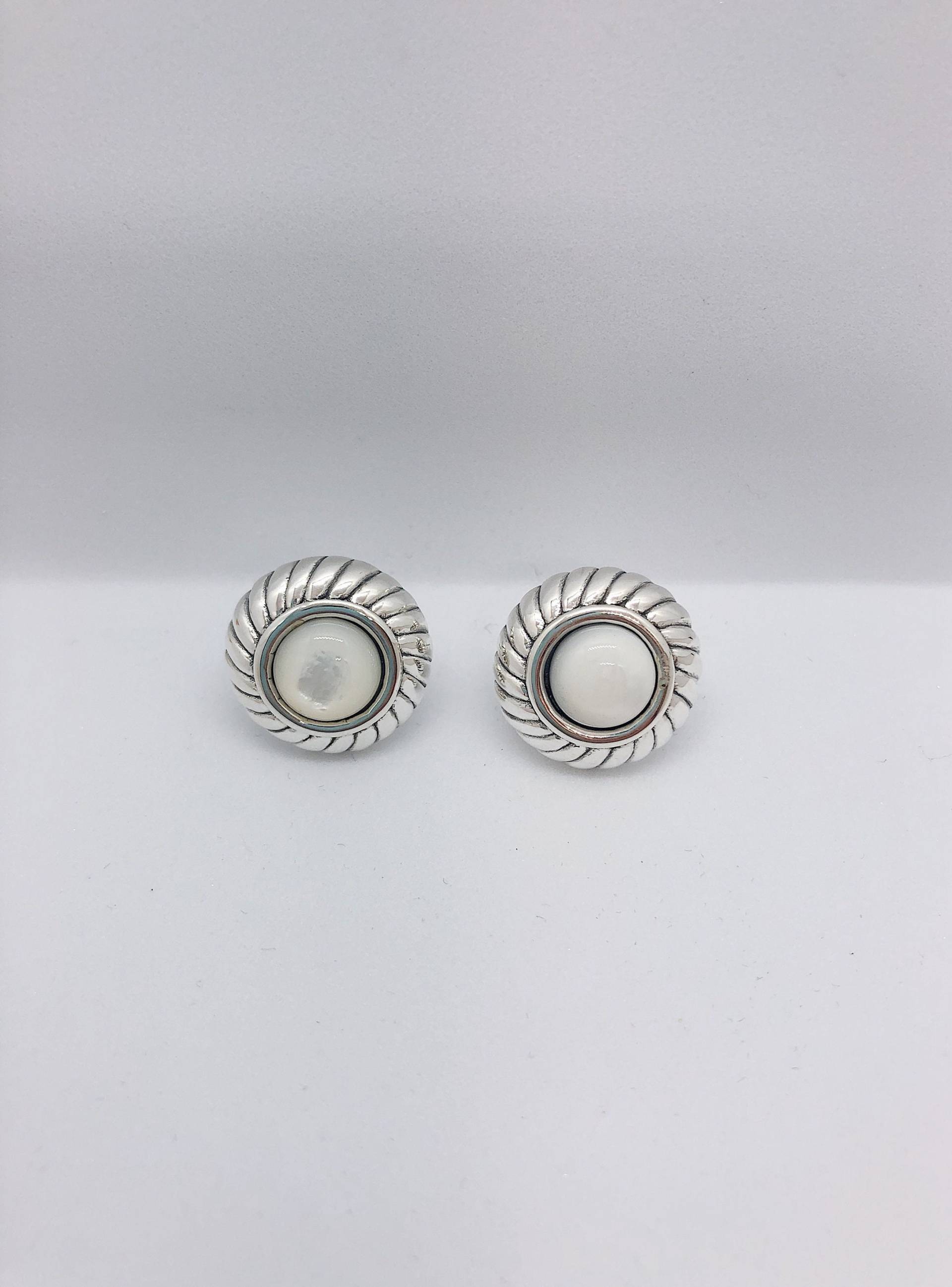 Perlmutt Ohrstecker Mit Gemusterter Umrandung von AlleghenyDiamondMine