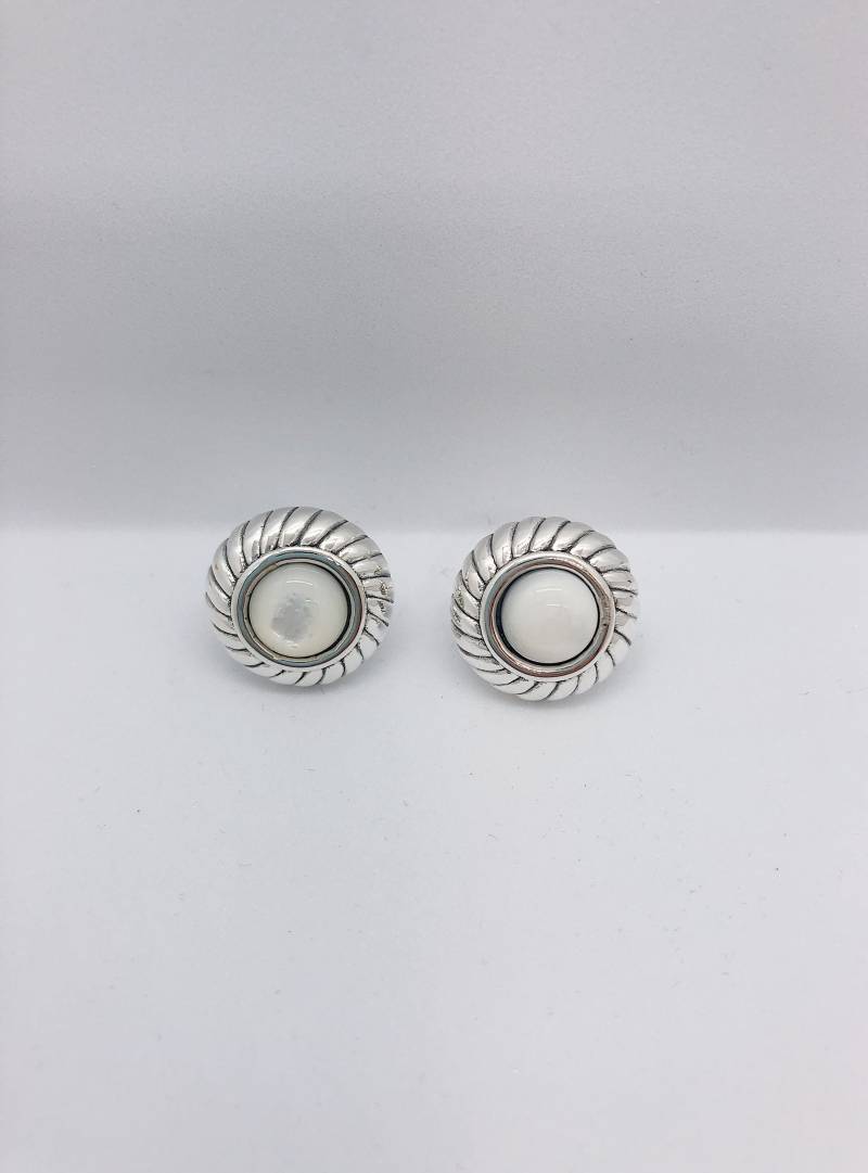 Perlmutt Ohrstecker Mit Gemusterter Umrandung von AlleghenyDiamondMine