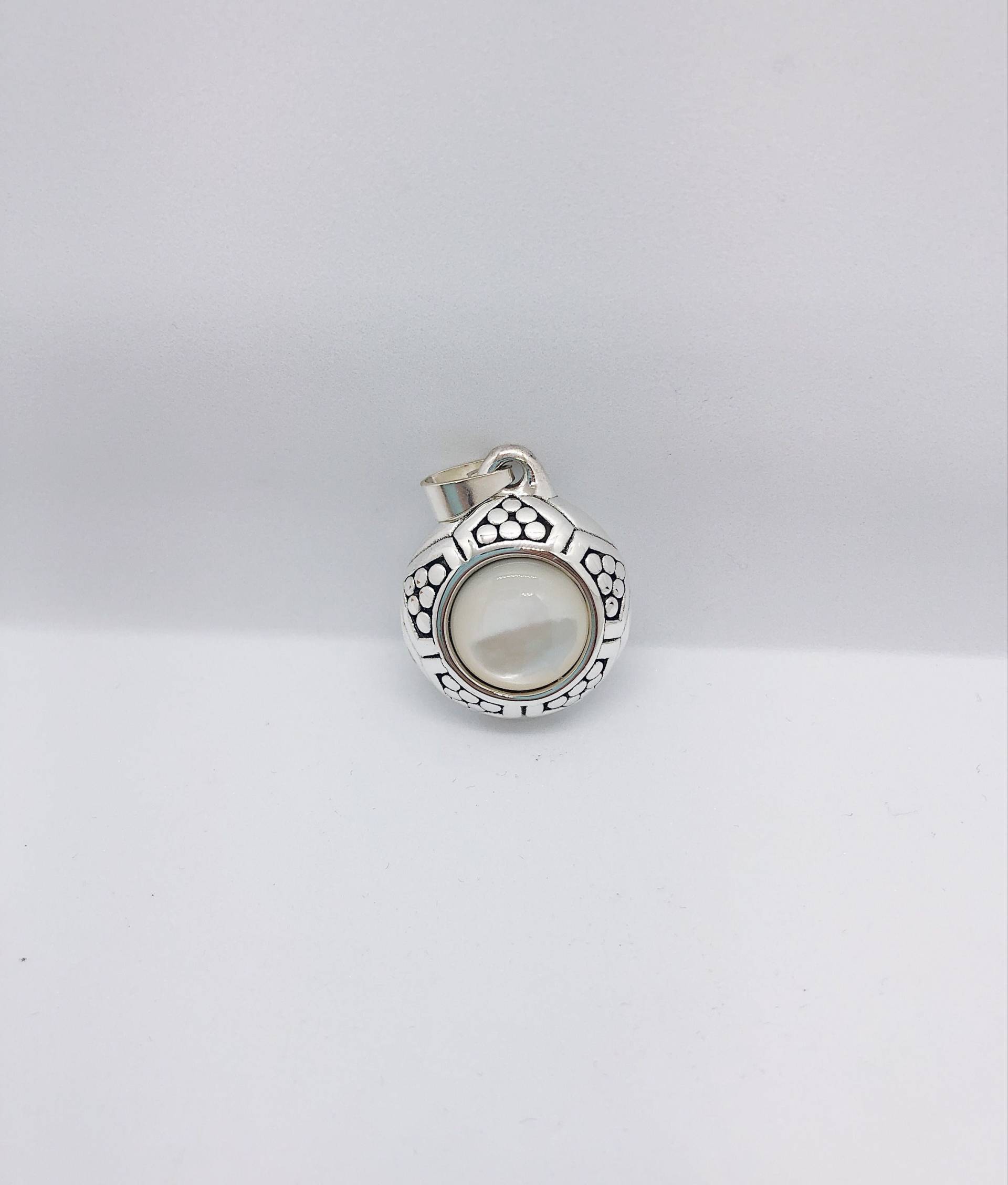 Perlmutt Und Sterling Silber Anhänger Mit Feinem Detail von AlleghenyDiamondMine