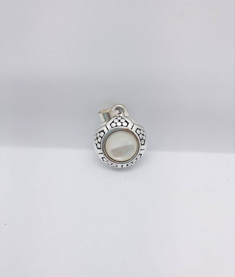 Perlmutt Und Sterling Silber Anhänger Mit Feinem Detail von AlleghenyDiamondMine