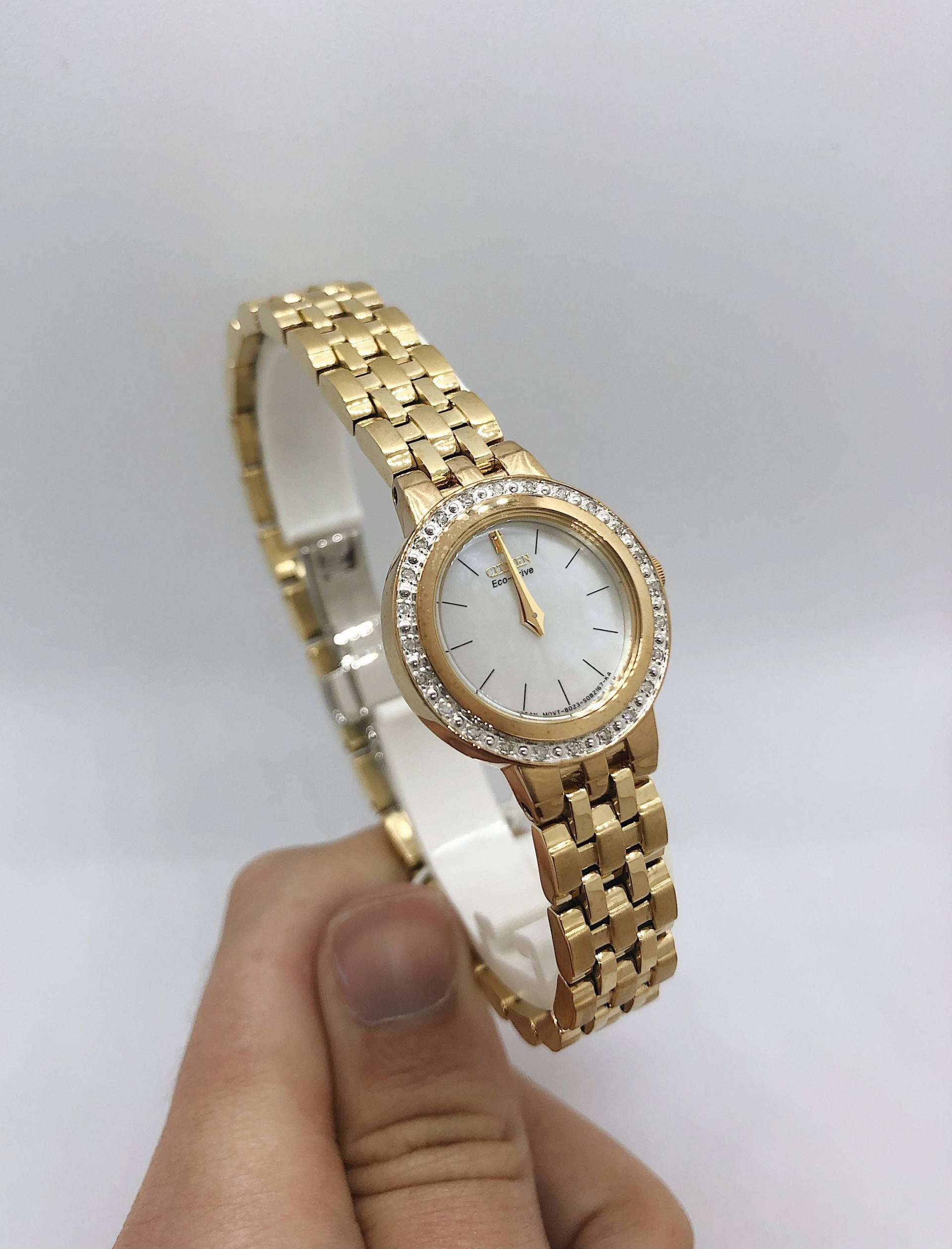 Silhouette Diamant Armbanduhr Mit Kreisförmigem Gesicht Und Goldband von AlleghenyDiamondMine