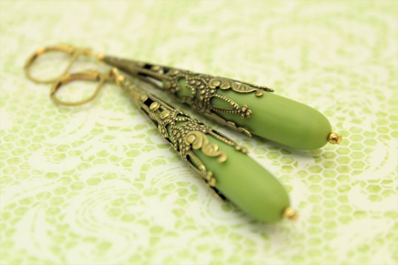 Grüne Boho Tropfen Ohrringe - Langes Meer Glas Renaissance Mittelalterliche Jugendstil von AllegriabyLeslie