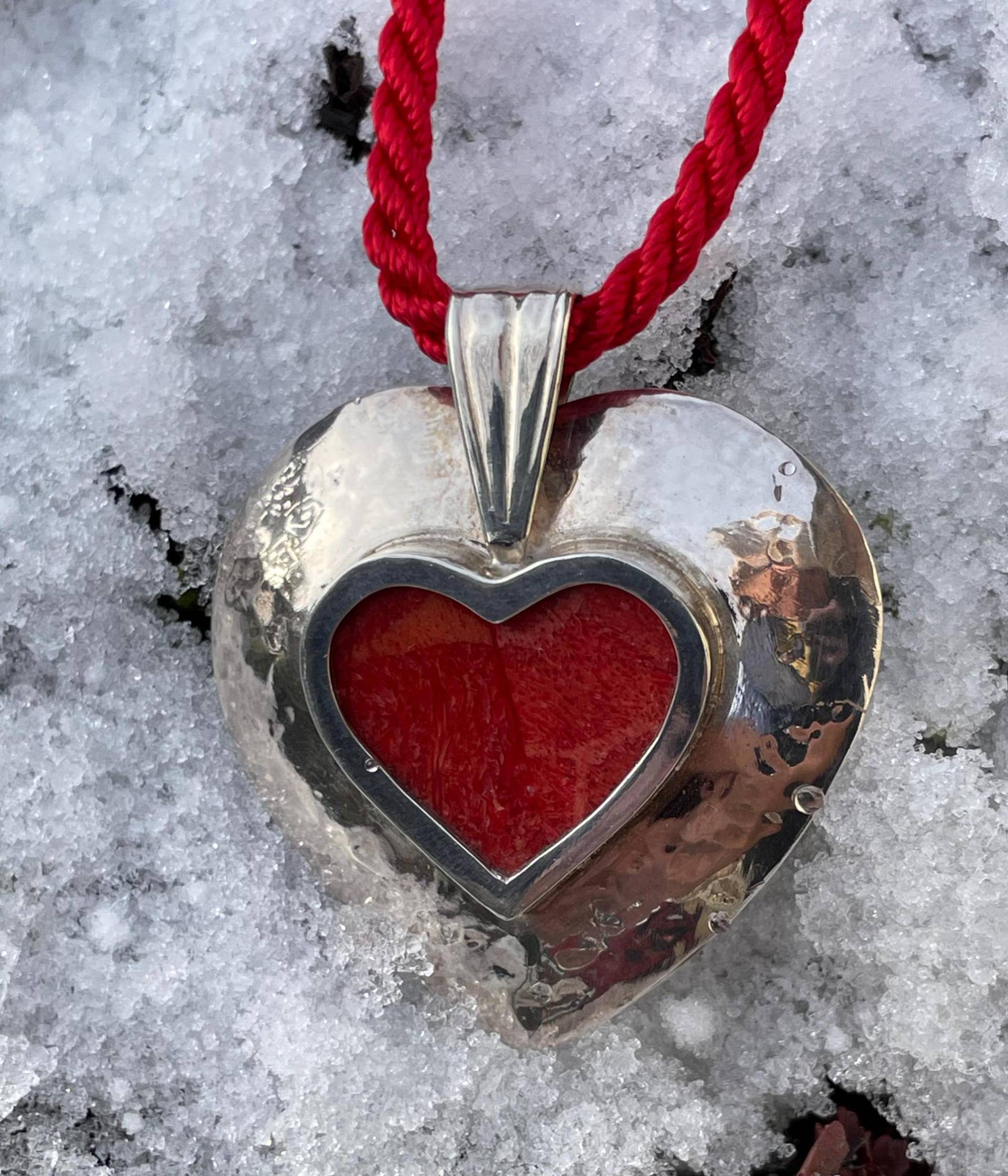Herzanhänger Aus Silber Mit Roter Schaumkoralle, Trachtenschmuck Herzanhänger Aus Silber Mit Roter Schaumkoralle, Trachtenschmuck von AllerleiHandwerk