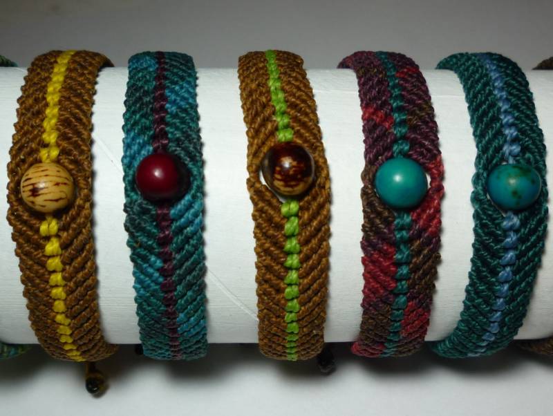 Makramee Armband Mit Acai-Perle von AllerleyMacherei