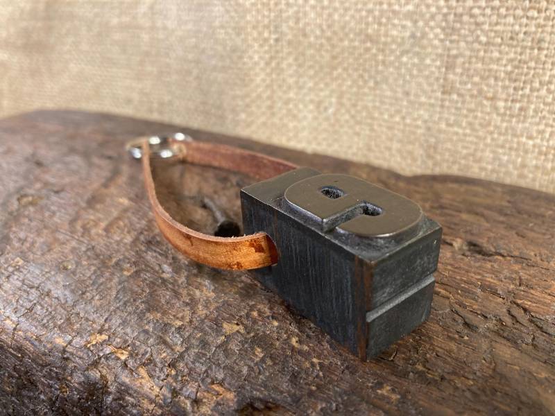 Individualisiert/Schlüsselanhänger Aus Antikem Letter/Holzstempel/Druckerei/Antikholz/Leder von AllesKAAS