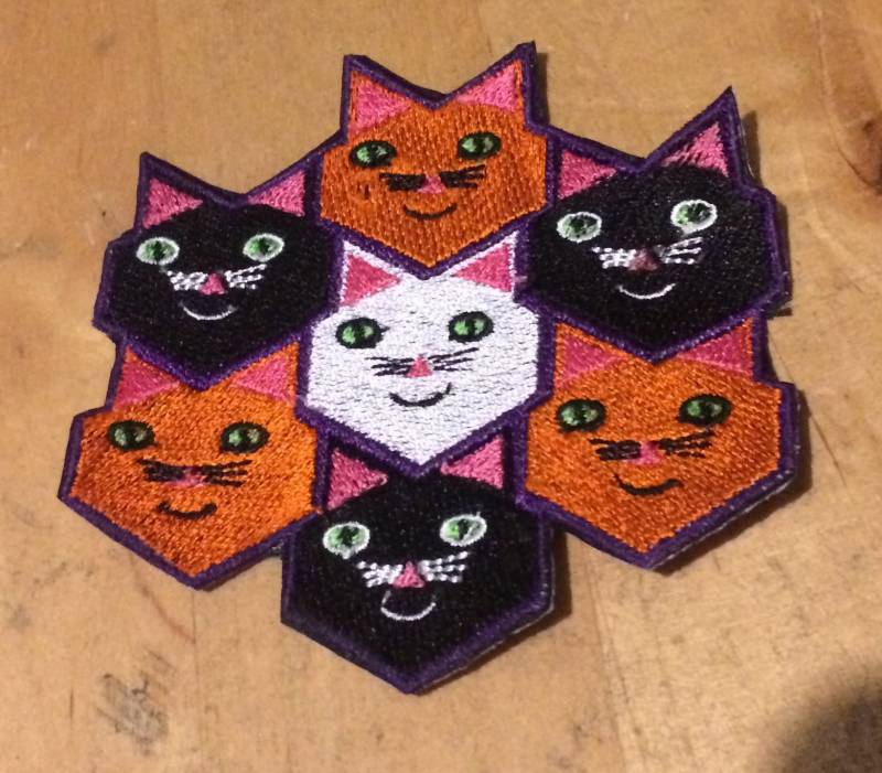 Gestickter Aufnäher/Untersetzer Mit Tesselierenden Katzen von AlleyKatGB